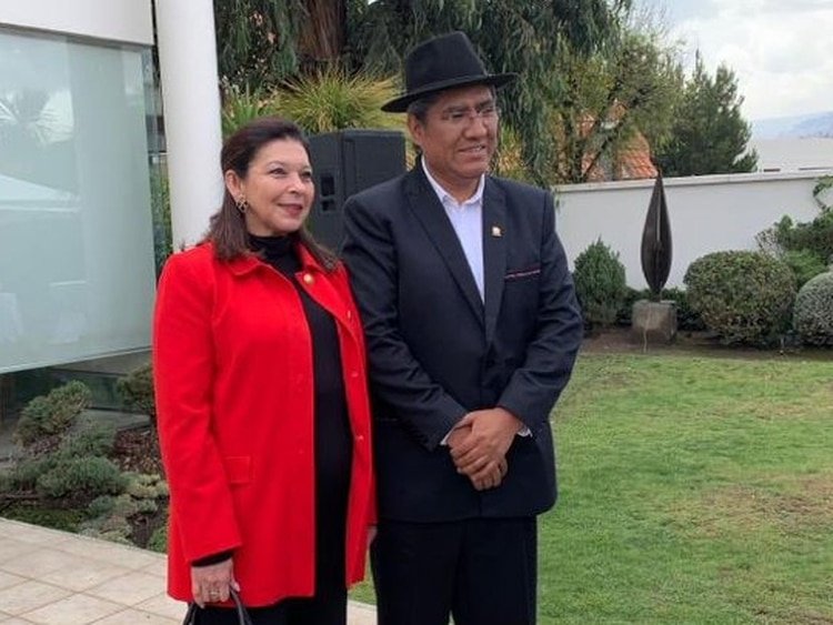 La presidenta interina de Bolivia, Jeanine Áñez, anunció este lunes que el país expulsará a la embajadora de México, María Teresa Mercado, así como a la encargada de Negocios y al cónsul de España, en la escalada de un incidente diplomático surgido a raíz de un supuesto intento por sacar a un ministro del expresidente Evo Morales (Foto: Especial)