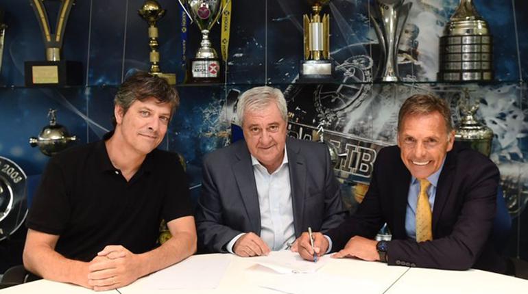 Miguel Ángel Russo durante la forma de cu contrato. | Boca Juniors