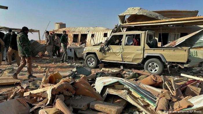 Irak Schiitische Miliz droht USA nach Luftangriffen (picture-alliance/AP Photo)
