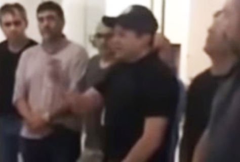 Luis Fernando Camacho durante la explicación que hace a allegados en un video que apareció en las redes sociales.