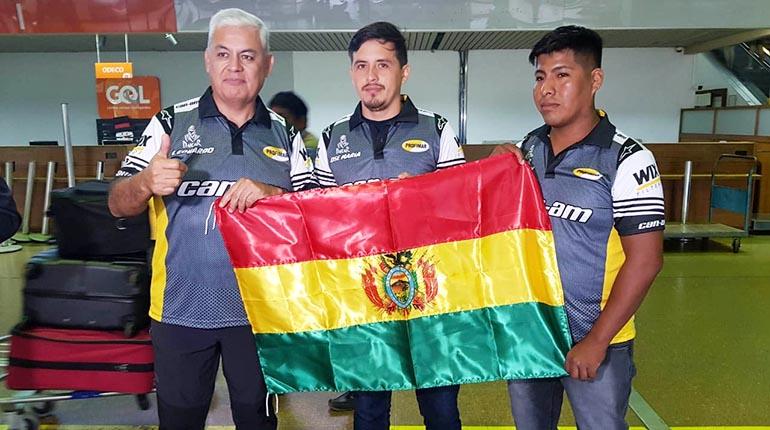 Leonardo Martínez (izq.) junto a sus compañeros de equipo, ayer. | Prensa Martínez