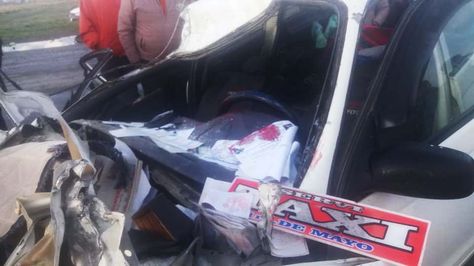 Uno de los vehículos siniestrados en la carretera hacia Copacabana.