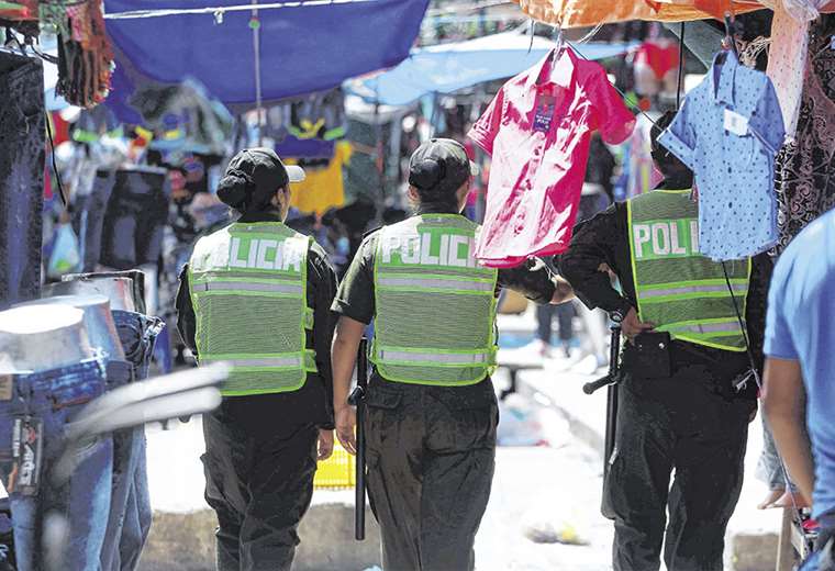 Los policías realizan recorridos preventivos por los mercados, donde hay mayor afluencia de personas