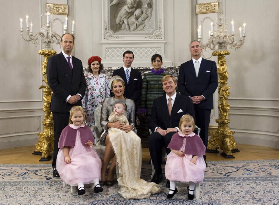 Inés Zorreguieta (atrás, segunda por la izquierda) con los reyes de Holanda en el bautizo de la princesa Ariane, en octubre de 2007.