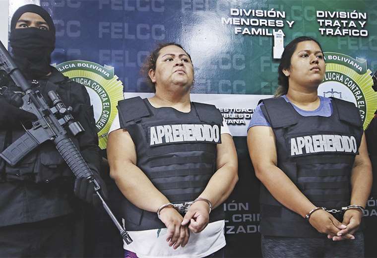 Yocelín Arce (izq.) dijo que adoptó a la niña porque es estéril; no ve delito en su acto. Al lado, su hermana