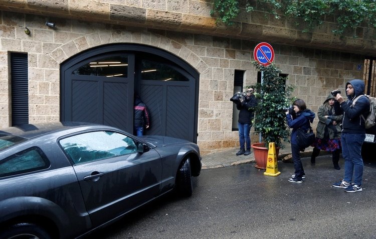 Periodistas cerca de un automóvil entrando al garaje de una casa que se cree que pertenece al ex presidente de Nissan, Carlos Ghosn, en Beirut, Líbano, 2 de enero de 2020 (Reuters)