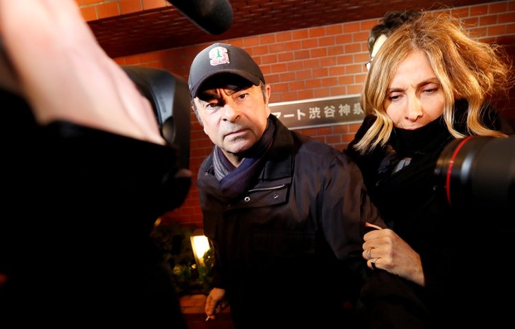 El ex presidente de Nissan Motor, Carlos Ghosn, acompañado por su esposa Carole Ghosn, llega a su lugar de residencia en Tokio, Japón, el 8 de marzo de 2019 (Reuters)