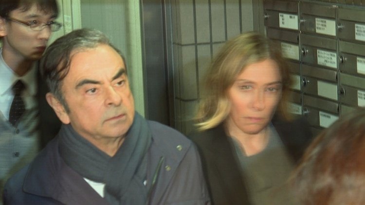 El expresidente ejecutivo de Renault y Nissan Carlos Ghosn, quien se encontraba bajo arresto domiciliario en Japón, donde debía ser juzgado en 2020 por malversaciones financieras, llegó el domingo a Líbano, informaron el lunes fuentes de seguridad libanesas a la AFP. A su lado, Carole, quien lo habría ayudado en el escape (AFP)