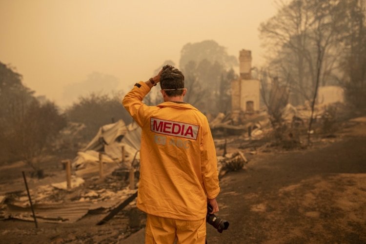 Un fotógrafo en medio de los incendios en Australia (EFE)