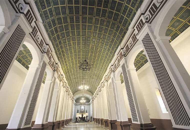 Una vista del interior de la capilla, un patrimonio cruceño