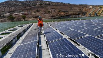 Chile Santiago - Schwimmende Solaranlage (Getty Images/AFP/M. Bernetti)