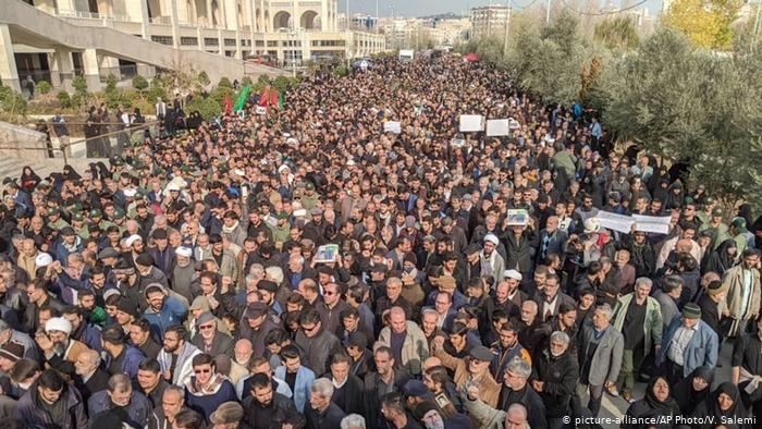 Iran Teheran | Demonstration nach Dronenattacke gegen Qassem Soleimani (picture-alliance/AP Photo/V. Salemi)
