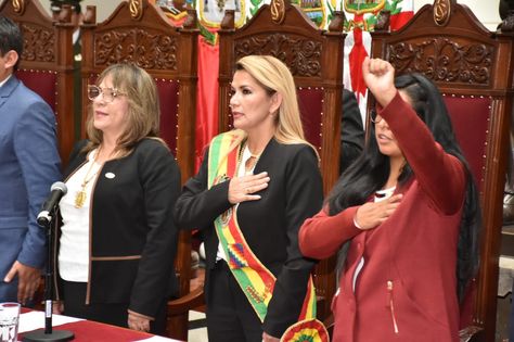 De izquierda a derecha, la presidenta del TSJ, María Cristina Díaz, la presidenta del Estado, Jeanine Áñez, y la presidenta del Senado, Eva Copa.
