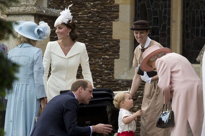 Kate Middleton, el príncipe Guillermo y su hijo George con su niñera María Teresa Iturrión, y la reina Isabel II. Kate Middleton, el príncipe Guillermo y su hijo George con su niñera María Teresa Iturrión, y la reina Isabel II.
