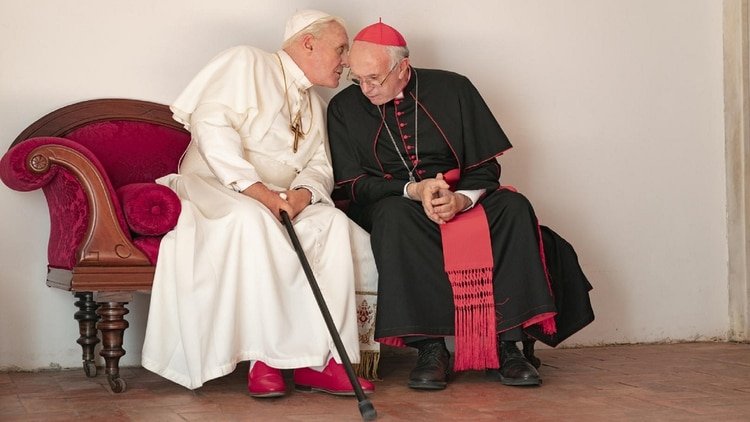 Anthony Hopkins y Jonathan Pryce caracterizados como el papa Benedicto XVI y el cardenal Bergoglio en 