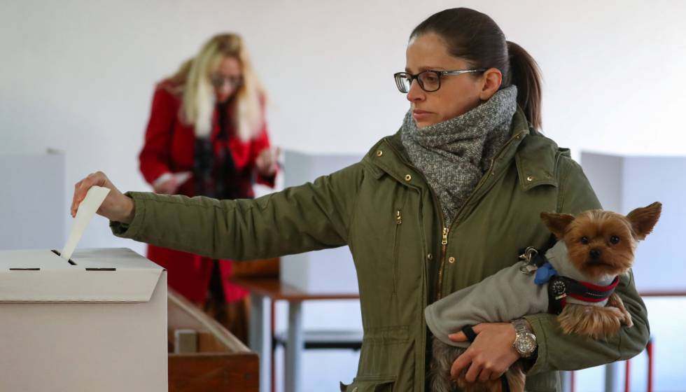 Una mujer vota en las presidenciales de Croacia, este domingo en Zagreb. 