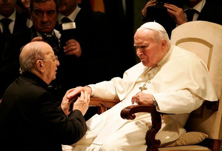 El Papa Juan Pablo II bendice a Marcial Maciel durante una audiencia especial en el Vaticano. 30 de noviembre de 2004. (REUTERS/Tony Gentile)