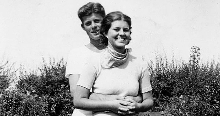 Rosemary con John F. Kennedy, en épocas de juventud