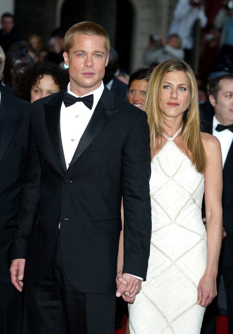 Brad Pitt fue a una fiesta organizada por Jennifer Aniston en su casa de Bel Air a la que asistieron algunos de sus amigos famosos como Gwyneth Paltrow, Kate Hudson, y Jimmy Kimmel. La foto refleja una escena de otros tiempos, cuando eran pareja