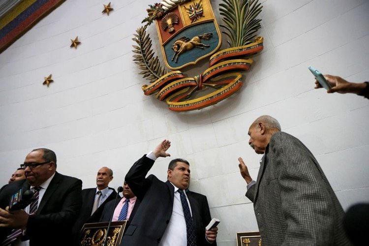 Luis Parra juró como presidente del Parlamento con el aval del chavismo (REUTERS/Manaure Quintero)