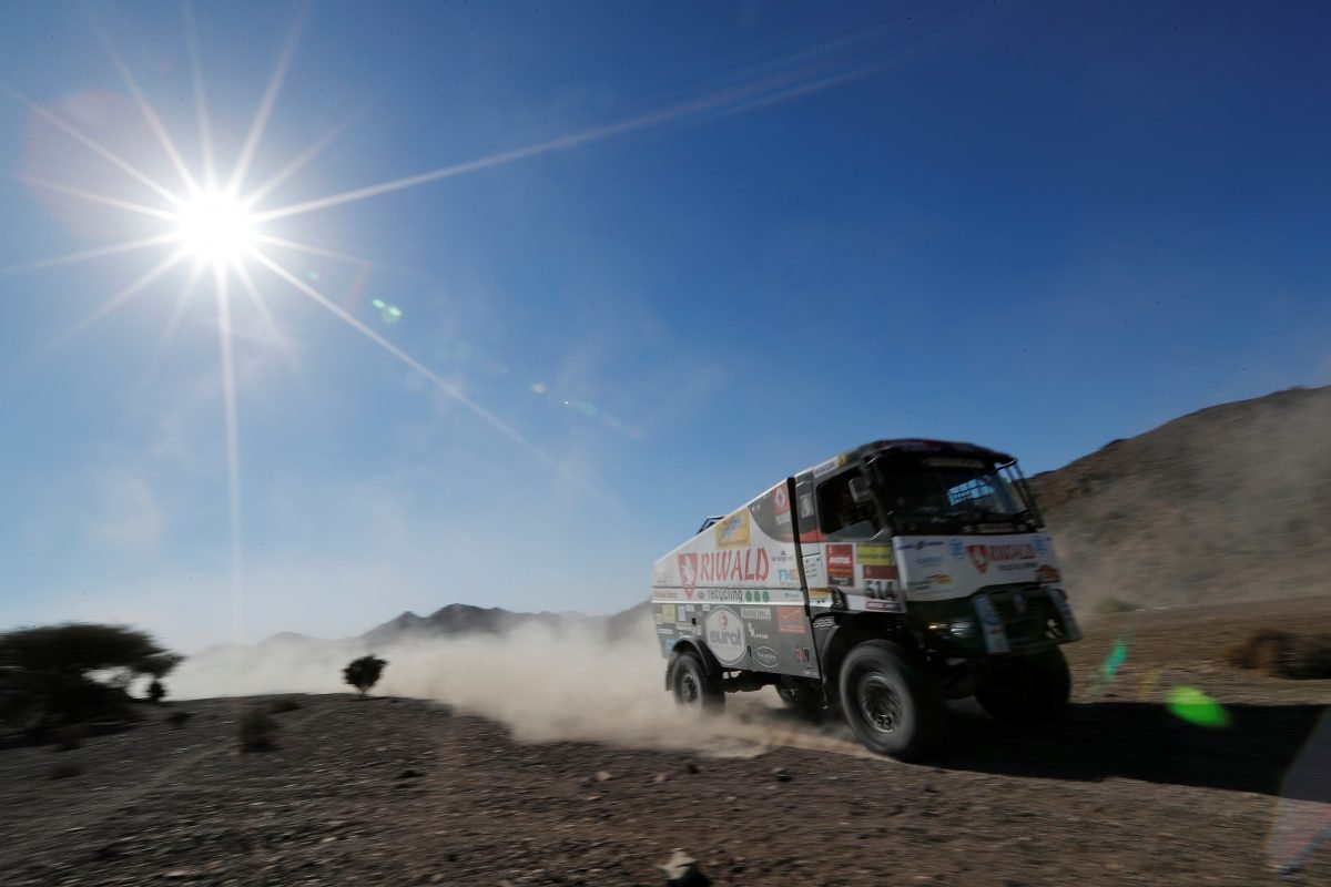 El equipo compuesto por el holandés Pascal De Baar y Jan van der Vaet marcó un tiempo de 08:28:04 con su Renault para ubicarse dentro del Top 10
