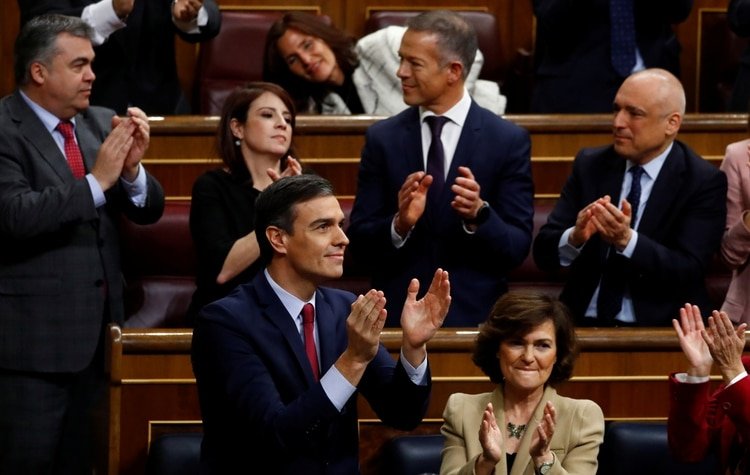 Pedro Sánchez aplaude tras ser investido presidente este martes en el Congreso de los Diputados (REUTERS/Stringer)
