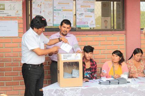 El presidente Evo Morales sufraga en Villa 14 de Septiembre.