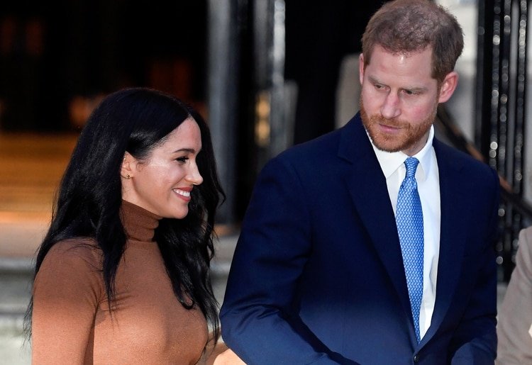 Meghan Markle y el príncipe Hary en su primera aparición pública, que marca el final de su pausa de seis semanas de los labores reales, en la Casa de Canadá en Londres, donde mantuvieron un encuentro con Janice Charette, para agradecer el buen trato que recibieron durante su reciente estadía en Canadá 