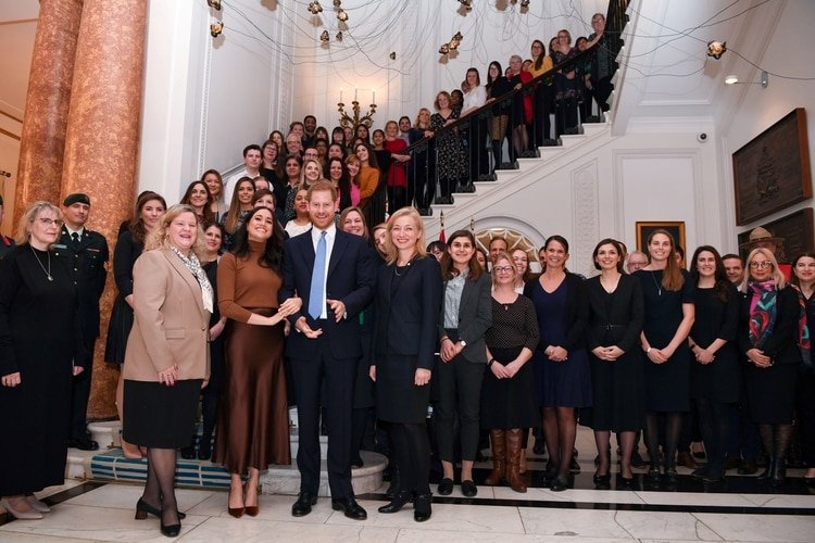 Los duques de Sussex posaron con todo el personal de la Casa de Canadá en Londres