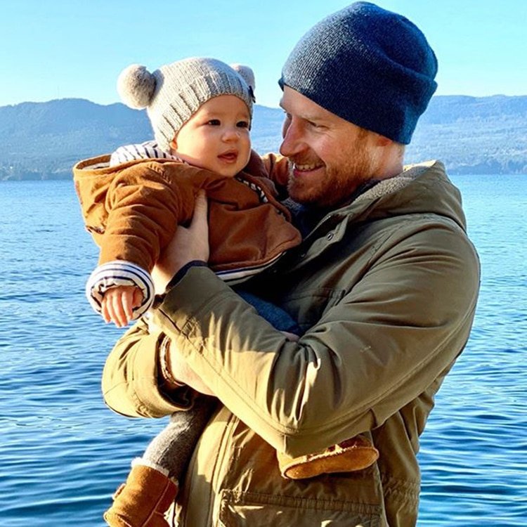 Con un look invernal y desde su escondite en Canadá, el príncipe Harry posó con hijo Archie 
