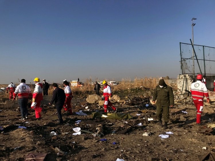 El equipo de rescate revisa los escombros de un accidente de un avión de Ukraine International Airlines después del despegue del aeropuerto iraní Imam Khomeini, en las afueras de Teherán, Irán, el 8 de enero de 2020. (Nazanin Tabatabaee / WANA Agencia de Noticias de Asia Occidental a través de REUTERS)