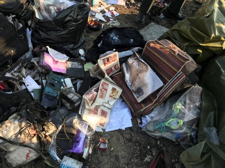 Las pertenencias de los pasajeros en el lugar del accidente (Nazanin Tabatabaee/WANA via REUTERS)