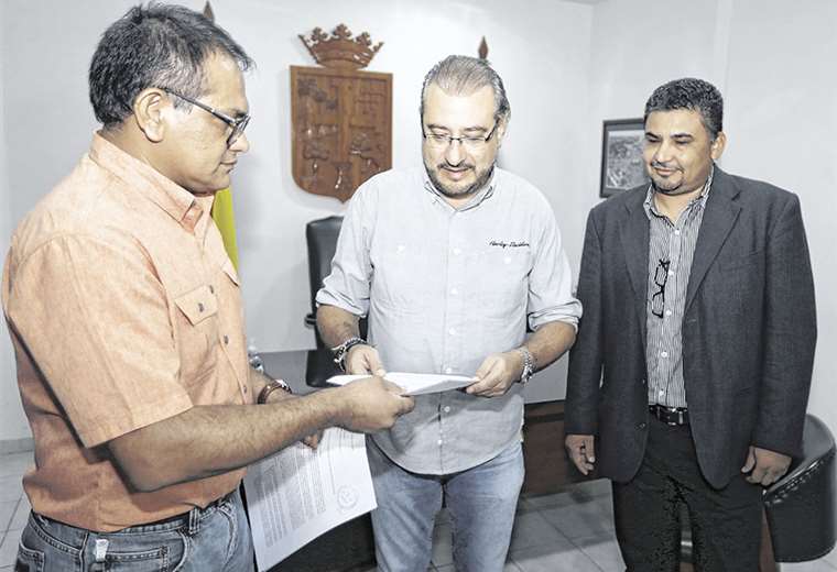 Rómulo Calvo recibió en su oficina a Alejandro Brown y Alejandro Saucedo. Foto: Fuad Landívar