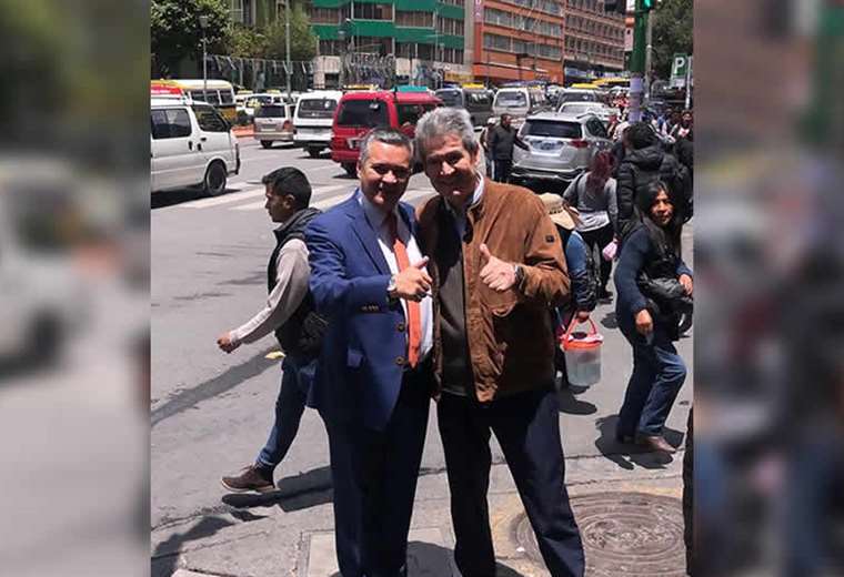 León y Paredes juntos en la ciudad de La Paz