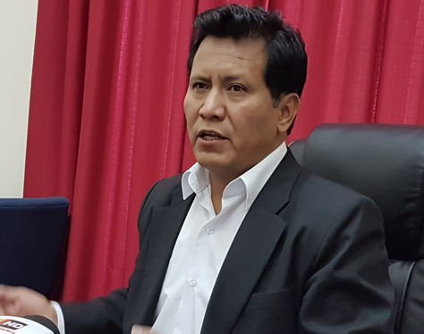 El diputado del MAS, Lino Cárdenas, en declaraciones a los medios. Foto: La Razón 