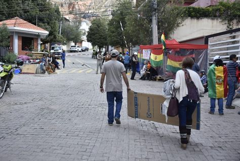 La vigilia en la urbanización La Rinconada donde se encuentra la Embajada de México en La Paz. Foto: APG