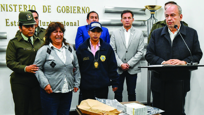 Exsecretaria de Quintana es detenida con $us 100 mil, realizó 40 viajes en 4 meses