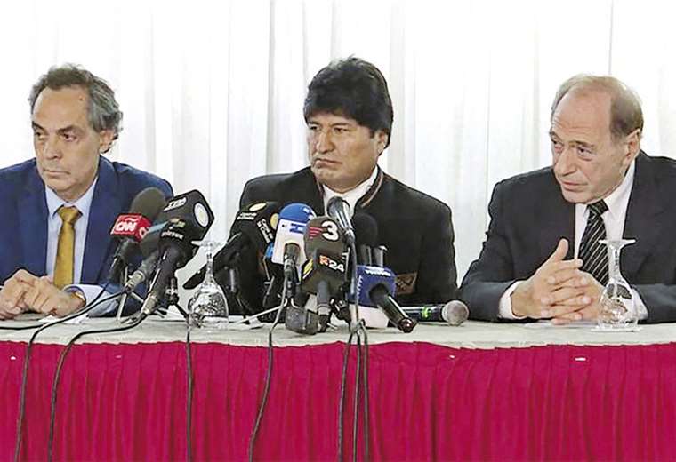 Unos 90 abogados internacionales se pronuncian a favor del criterio de los abogados del ex presidente. Foto: Infobae