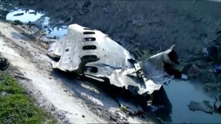 Destrozos del Boeing 737-800 de Ukraine International Airlines, que se estrelló después de despegar del aeropuerto Imam Jomeini en esta imagen tomada de las grabaciones de Iran Press, en Teherán. Los orificios que presenta despertaron las primeras dudas (Reuters) 