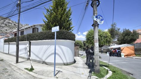 La vigilia instalada al frente de la vivienda del exministro Carlos Romero, en la zona de Auquisamaña. Foto: APG