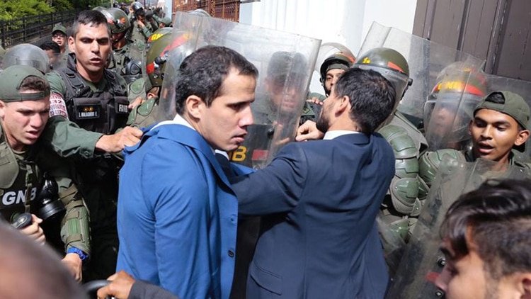 Juan Guaidó, rodeado por la Guardia Nacional Bolivariana el 5 de enero pasado, cuando intentaba ingresar al Congreso que preside para hacer su trabajo, sesionar