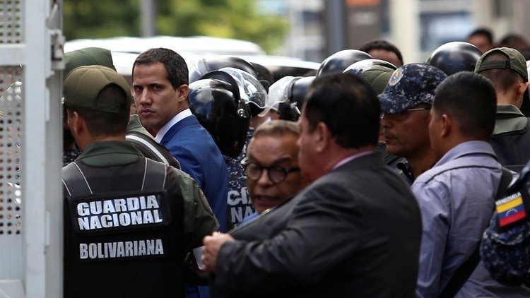 El presidente interino de Venezuela y los 100 diputados opositores, retenido en la primera barricada de los militares que responden al chavismo 
