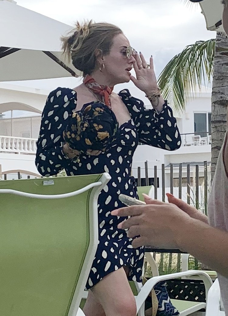 Adele fue fotografiada con Harry Styles y el presentador de televisión James Corden en sus vacaciones juntos en Anguila (The Grosby Group) 