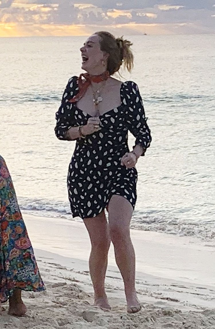 Adele mostró su dramática pérdida de peso en una playa de Anguila, en el Caribe (The Grosby Group)