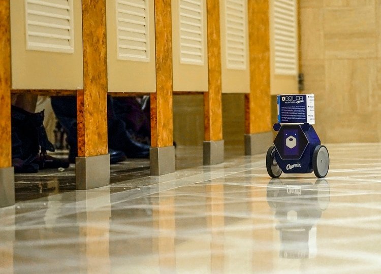 RollBot es un robot cuya principal tarea es llevar papel higiénico a los usuarios desarrollado por Charmin. (Foto: Jack Dempsey/AP)