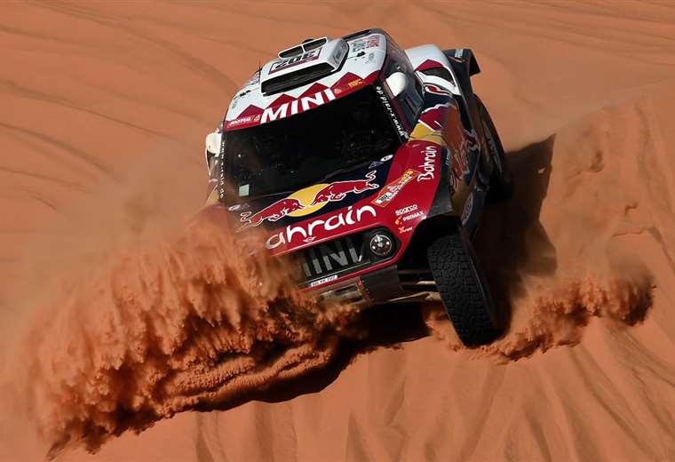 El Mini del francés, más ganador en la historia del Dakar, supera una dura en el desierto de Arabia Saudita. Foto. AFP 