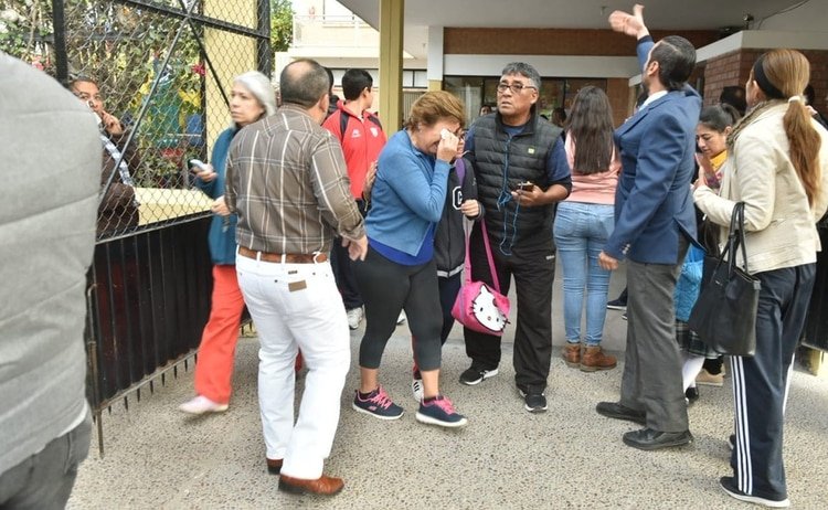 Padres de familia y cuerpos de seguridad llegaron inmediatamente al lugar (Fotos: Cuartoscuro)
