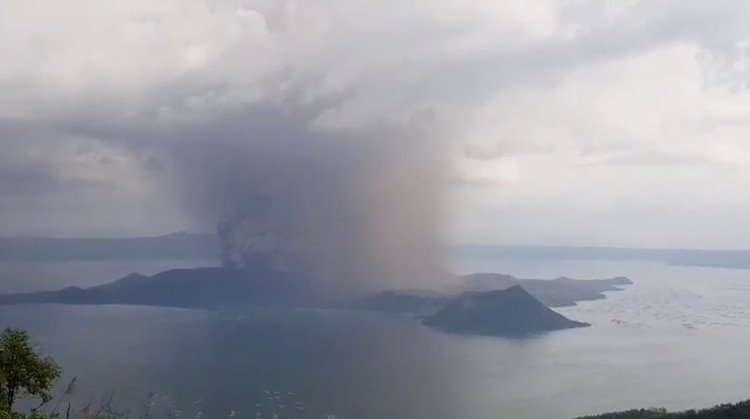Una vista de la erupción del volcán Taal vista desde Tagaytay, Filipinas, el 12 de enero de 2020 en esta imagen fija tomada del video de las redes sociales. (Jon Patrick Laurence Yen a través de REUTERS)