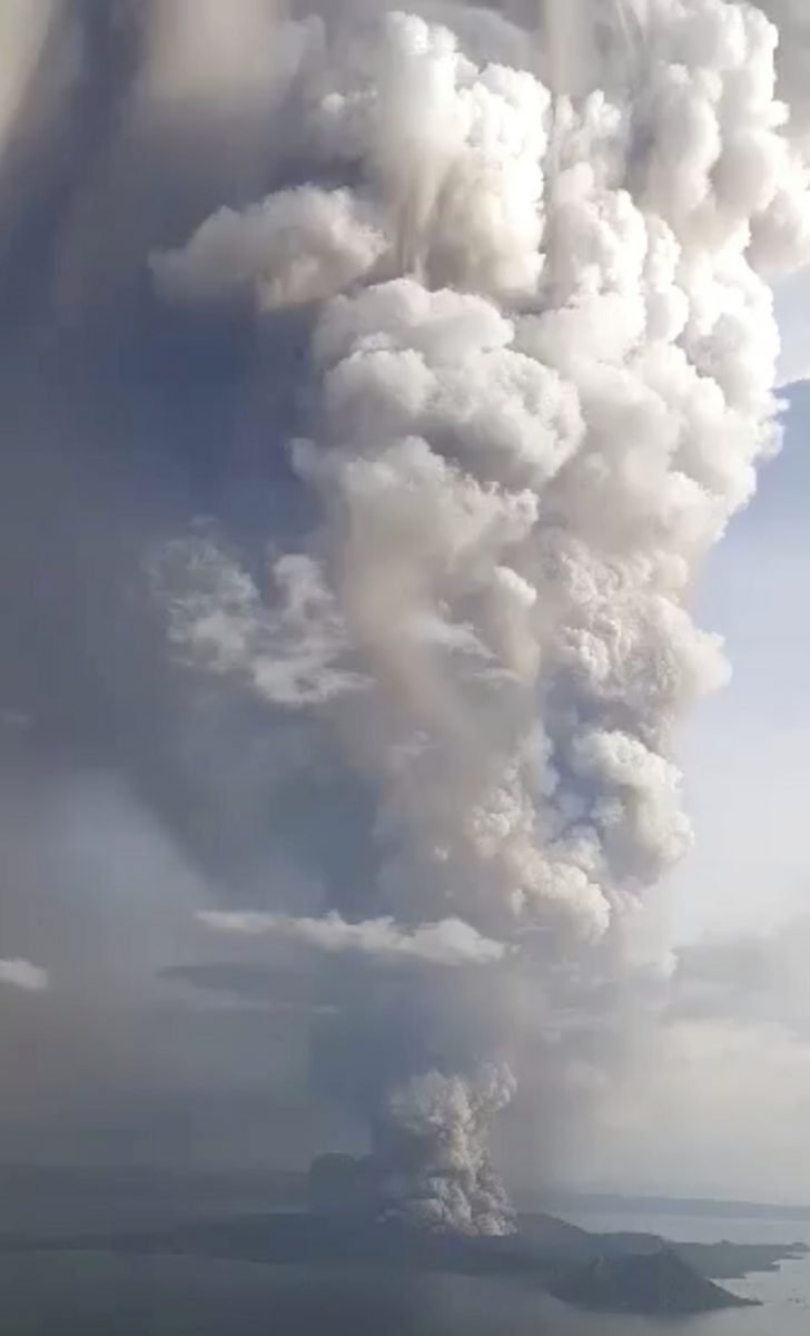 Una vista de la erupción del volcán Taal vista desde Tagaytay, Filipinas (Reuters)