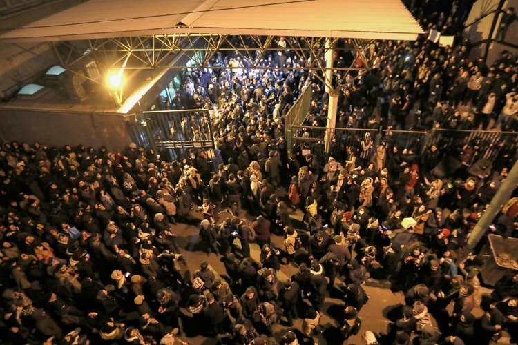 Miles de iraníes salieron este sábado a las calles (Atta KENARE / AFP)